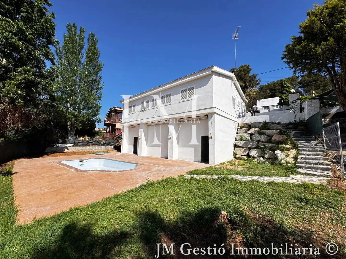Vista exterior de Casa o xalet en venda en Rubí amb Calefacció, Jardí privat i Piscina