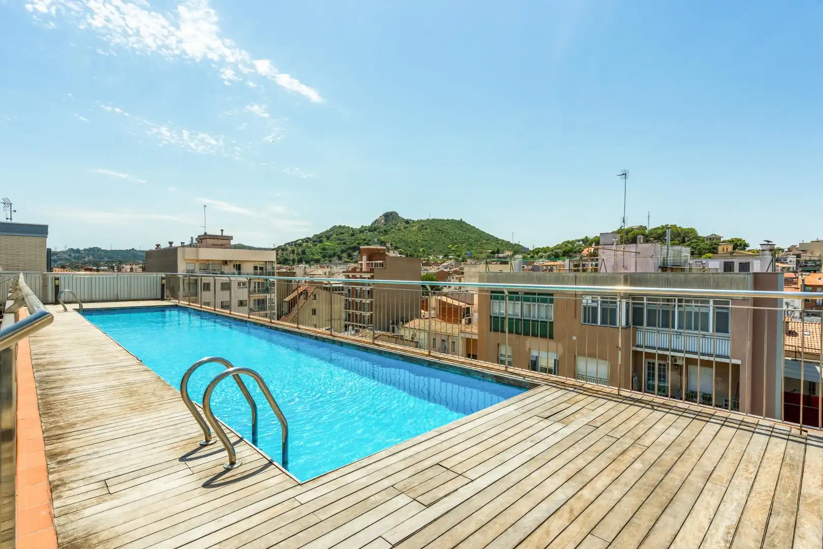 Piscina de Pis en venda en Montcada i Reixac amb Parquet, Terrassa i Balcó