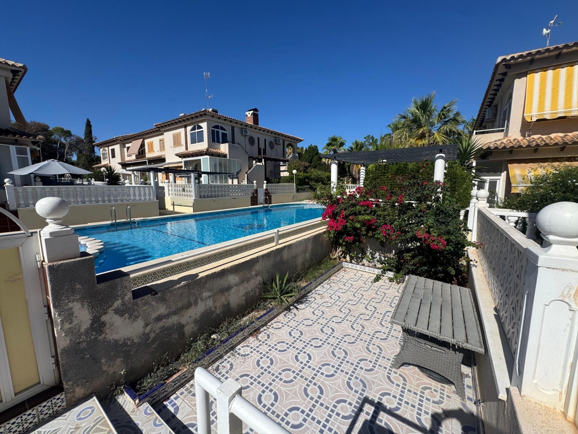 Vista exterior de Casa o xalet en venda en Torrevieja amb Aire condicionat, Terrassa i Traster