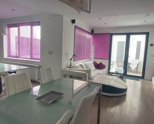 Sala d'estar de Dúplex en venda en La Roda amb Aire condicionat, Terrassa i Piscina