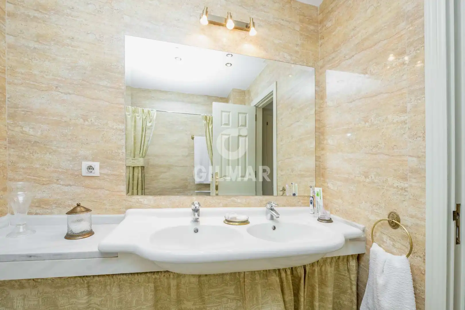 Bathroom of Flat for sale in Sevilla  with Heating, Private garden and Storage room