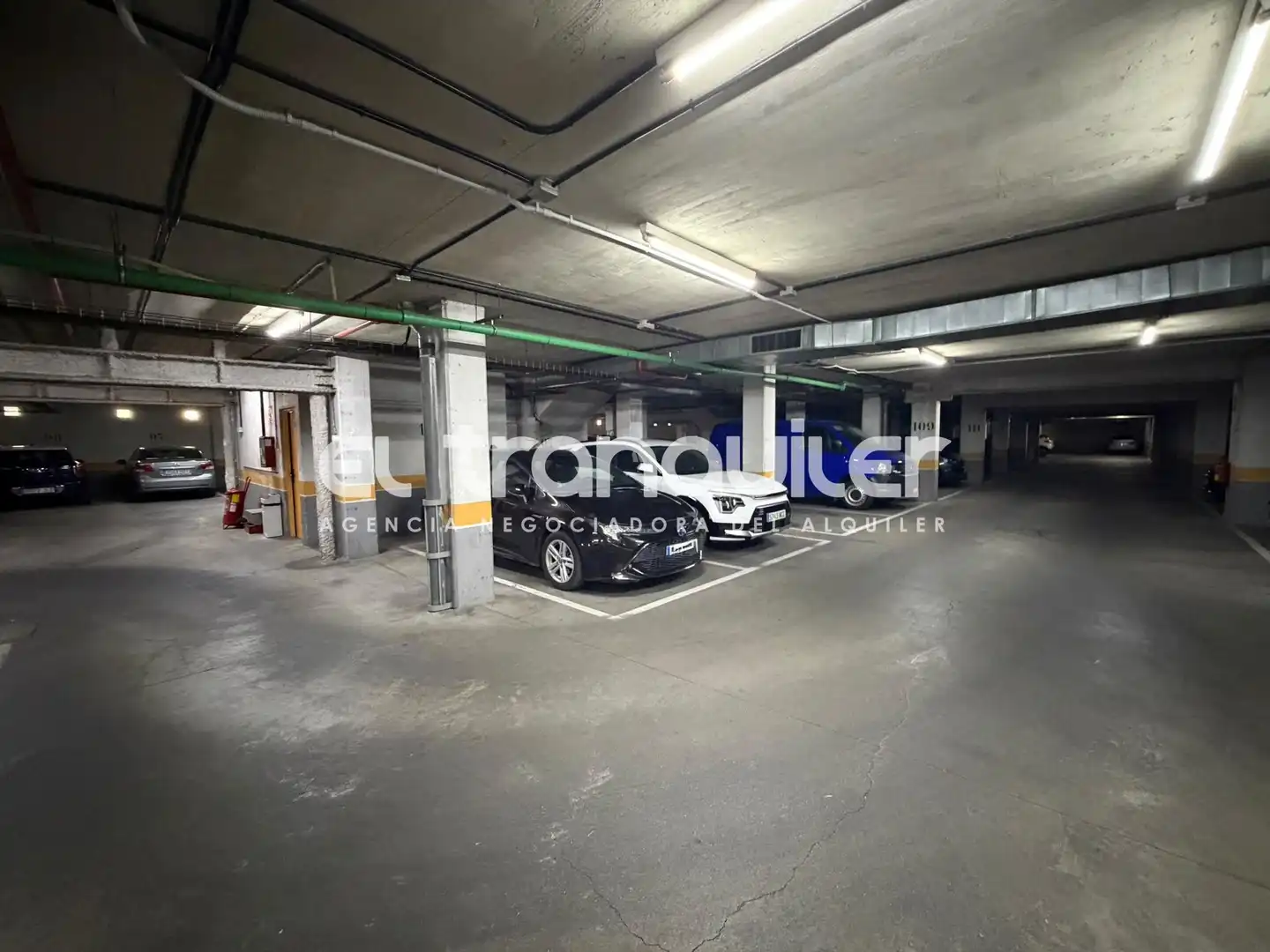 Parking of Flat for rent in Madrid  with Air Conditioner, Parquet flooring and Furnished