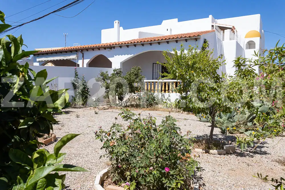 Vista exterior de Casa o xalet en venda en Mojácar amb Aire condicionat, Jardí privat i Parquet