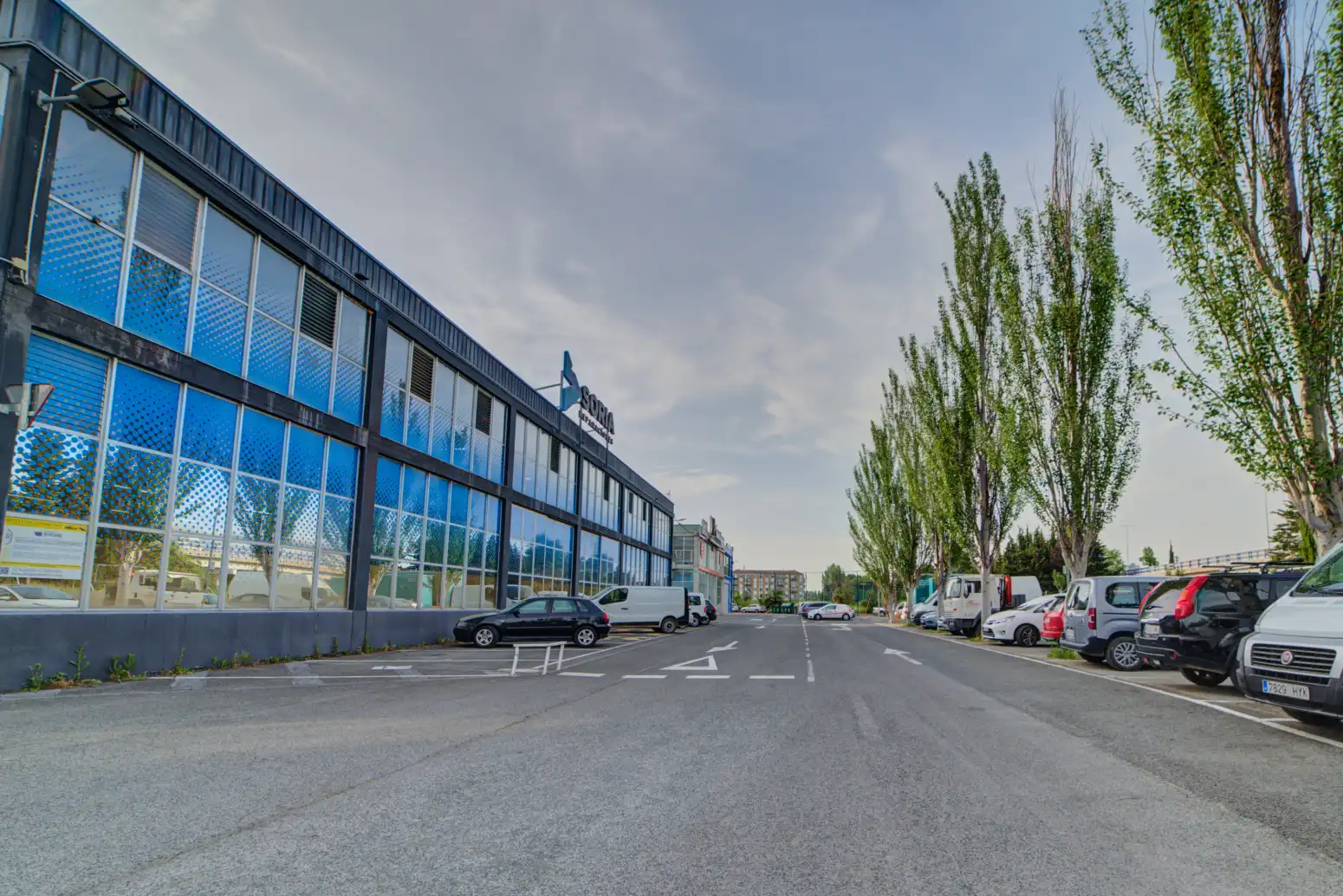Außenansicht von Fabrikhallen zum Verkauf in Berriozar