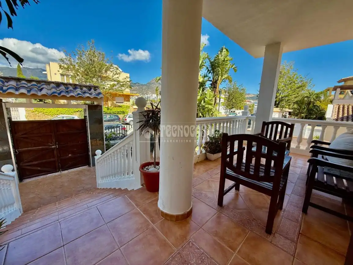 Vista exterior de Casa o xalet en venda en Benalmádena amb Aire condicionat, Jardí privat i Terrassa