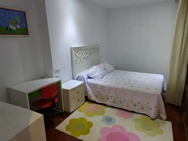 Schlafzimmer von Wohnung zur Miete in Ames mit Heizung, Möbliert und Ofen