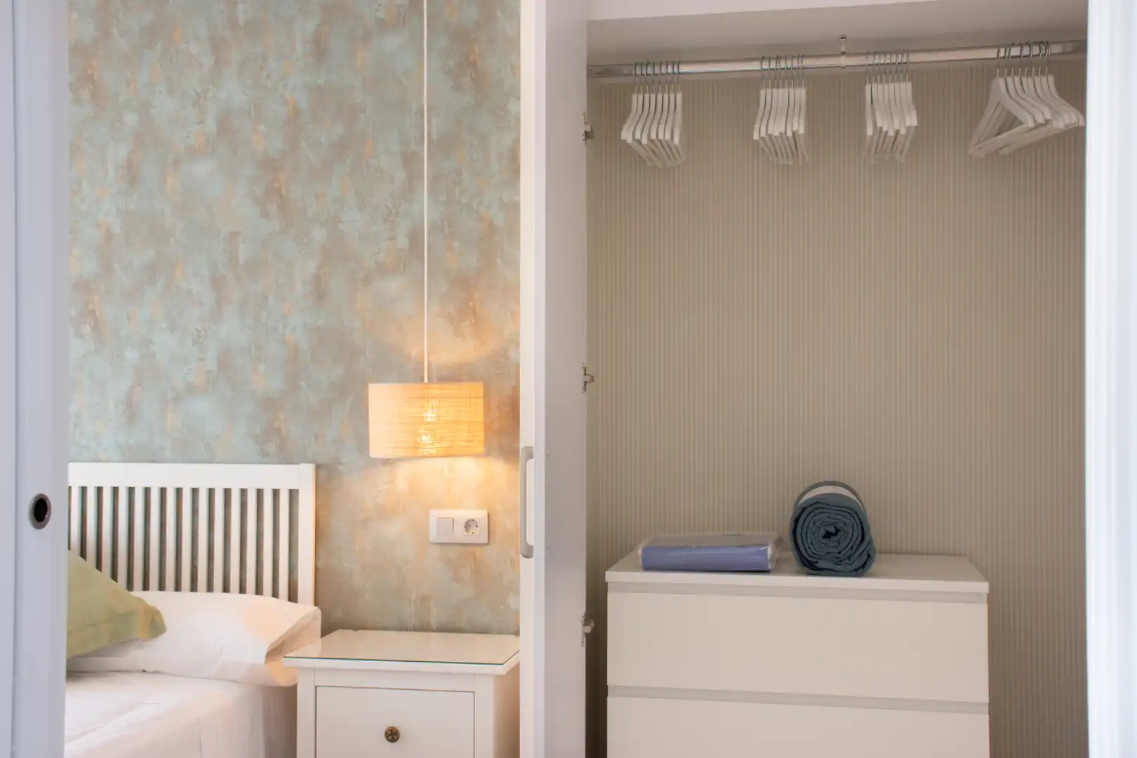 Habitación de Apartamento de alquiler en Sevilla con Aire acondicionado, Lavadora y Microondas