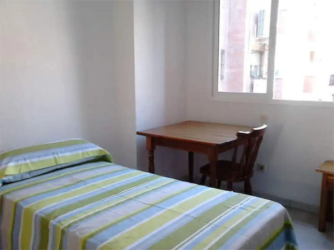 Habitación de Piso de alquiler en Sevilla con Amueblado y Piscina comunitaria