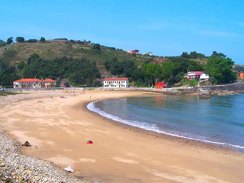Außenansicht von Einfamilien-Reihenhaus zum Verkauf in Castro-Urdiales mit Heizung, Privatgarten und Parkett