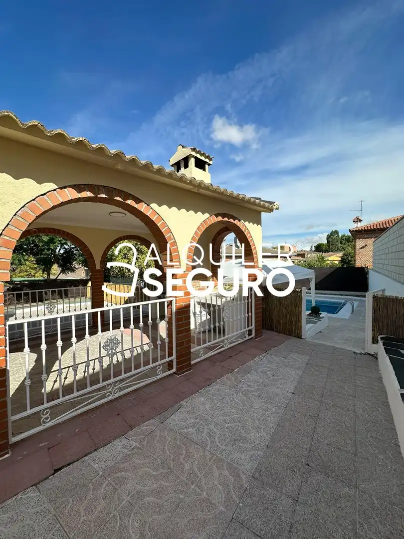 Exterior view of Houses for rent in Casarrubios del Monte  with Heating, Terrace and Storage room