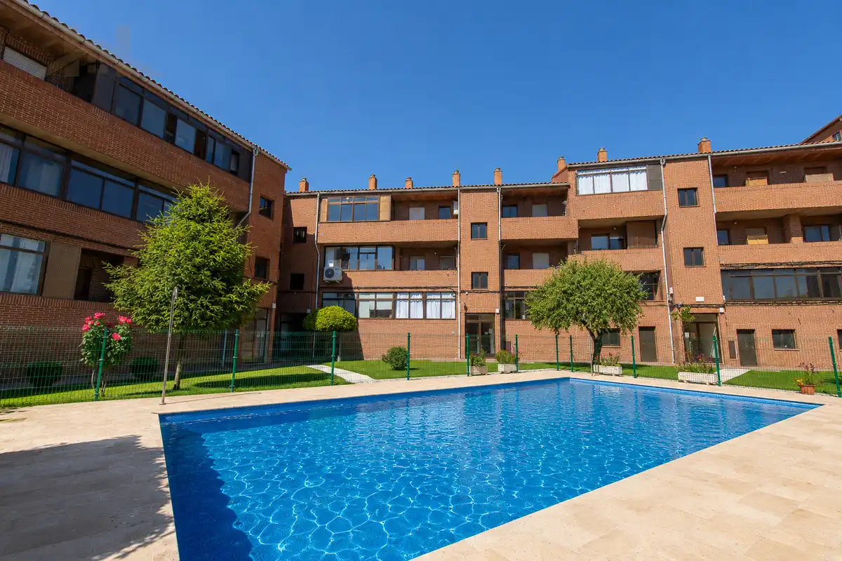 Piscina de Dúplex en venta en Manzanares El Real con Calefacción, Amueblado y Piscina comunitaria