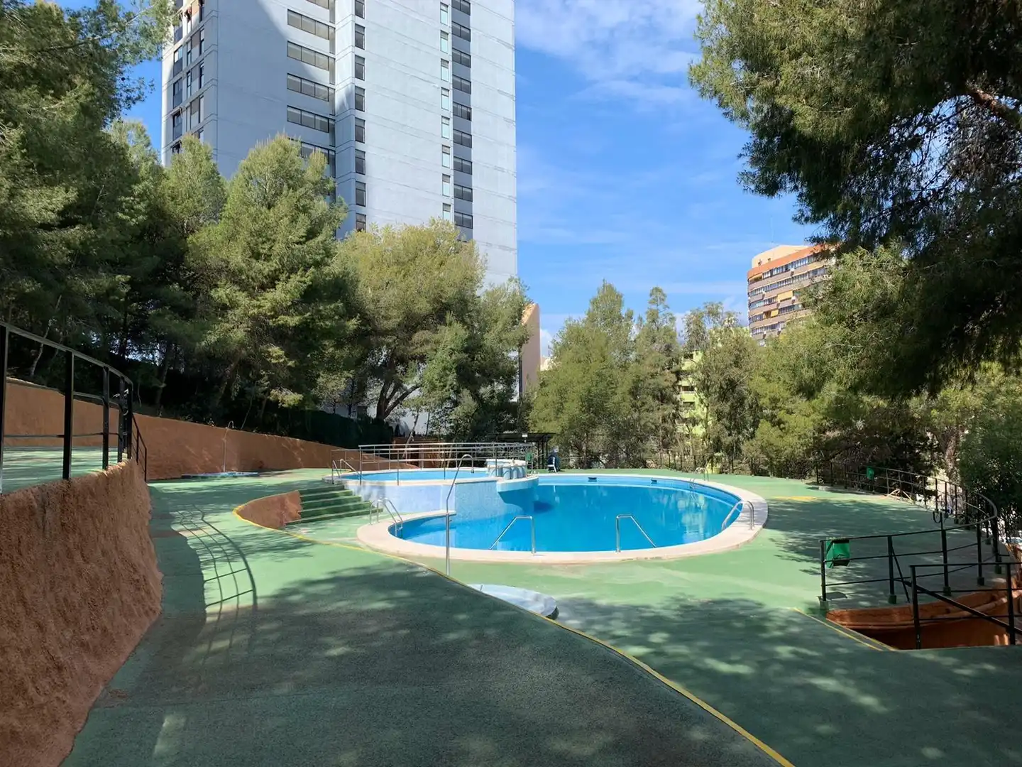 Piscina de Piso en venta en Benidorm con Aire acondicionado, Calefacción y Jardín privado