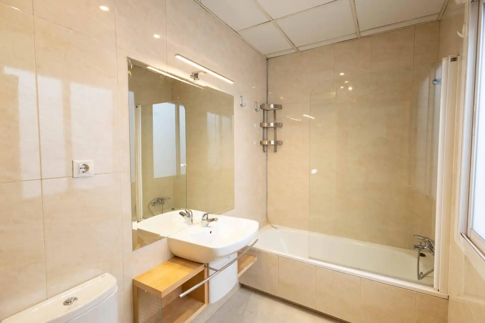 Baño de Piso de alquiler en Madrid con Aire acondicionado, Calefacción y Parquet
