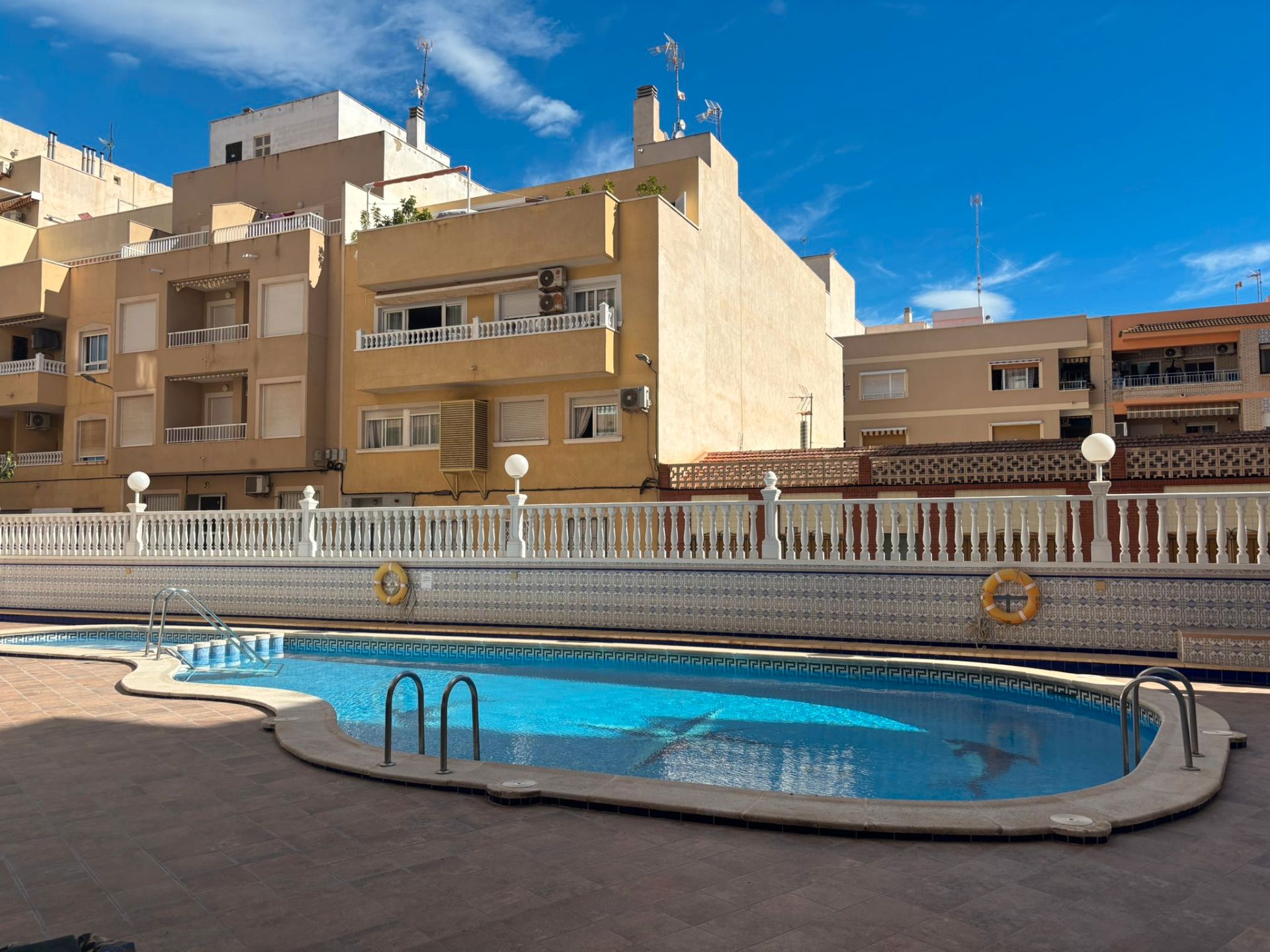 Piscina de Pis en venda en Torrevieja amb Aire condicionat, Terrassa i Moblat