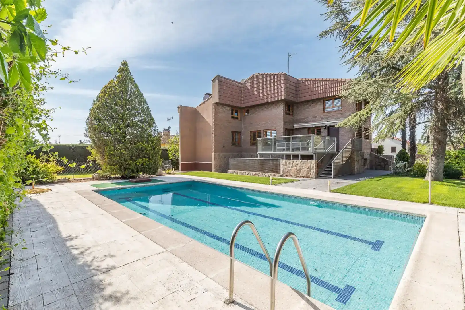 Swimming pool of Houses for sale in Boadilla del Monte  with Air Conditioner, Swimming Pool and Balcony