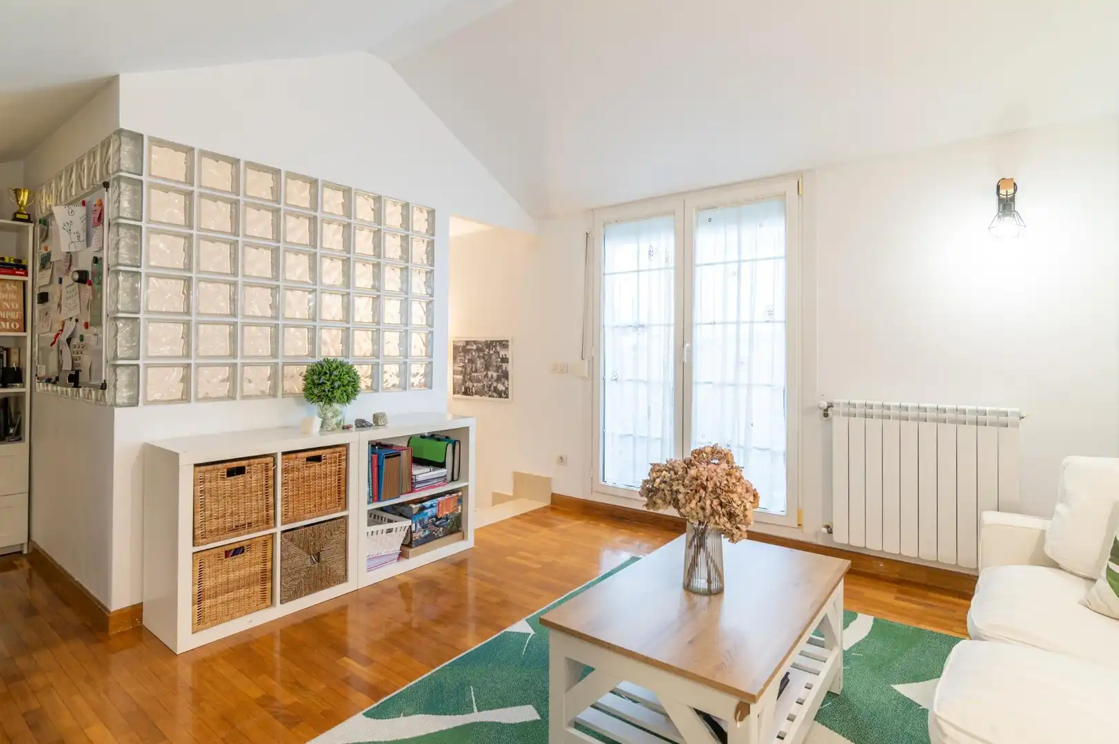 Sala d'estar de Casa adosada en venda en Valle de Egüés / Eguesibar amb Calefacció, Parquet i Terrassa