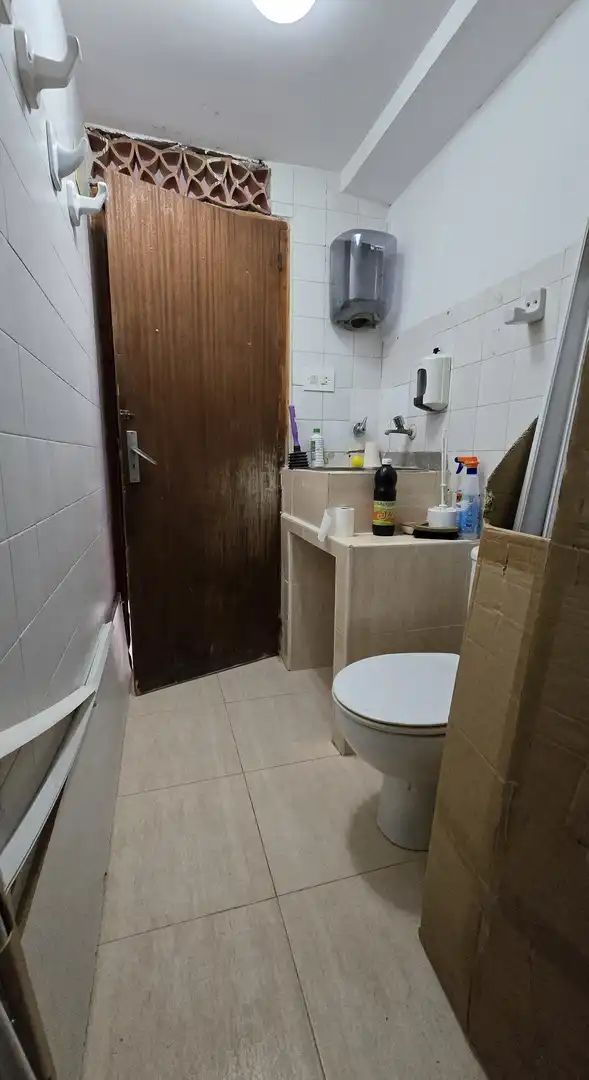 Baño de Local de alquiler en Oliva con Aire acondicionado y Amueblado