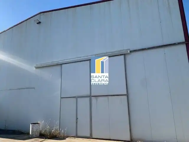 Vista exterior de Nau industrial en venda en Coreses
