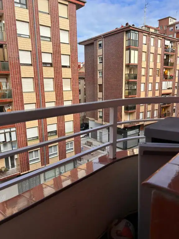 Vista exterior de Pis en venda en Barakaldo  amb Calefacció, Traster i Balcó