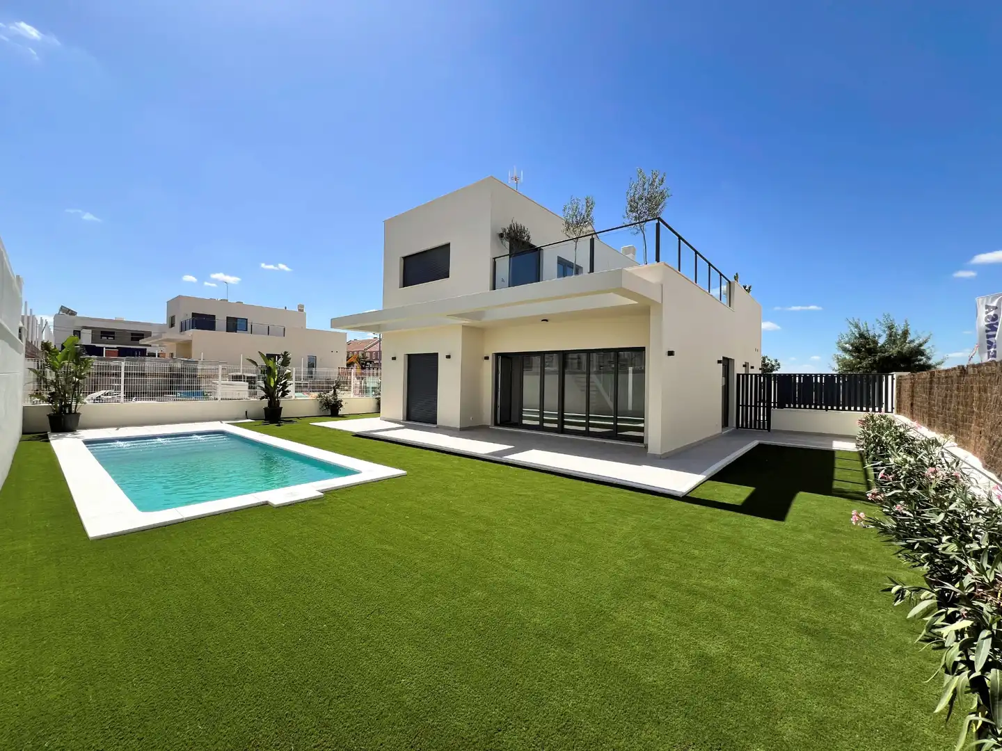 Vista exterior de Casa o xalet en venda en Dos Hermanas amb Aire condicionat, Jardí privat i Terrassa