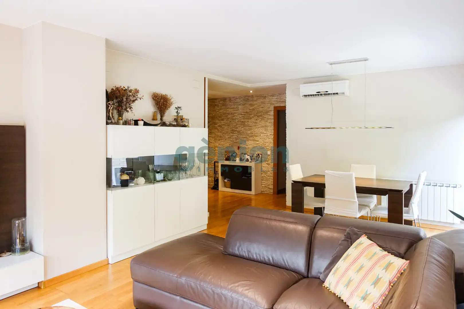 Wohnzimmer von Erdgeschoss zum Verkauf in Salt mit Klimaanlage, Heizung und Terrasse