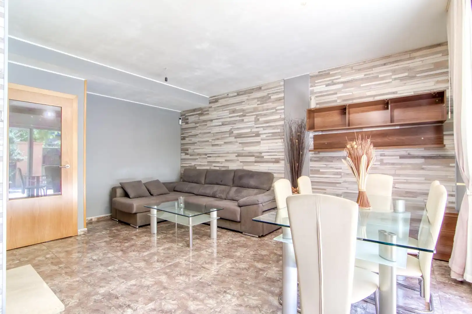 Sala de estar de Casa adosada en venta en Figueres con Calefacción, Jardín privado y Balcón