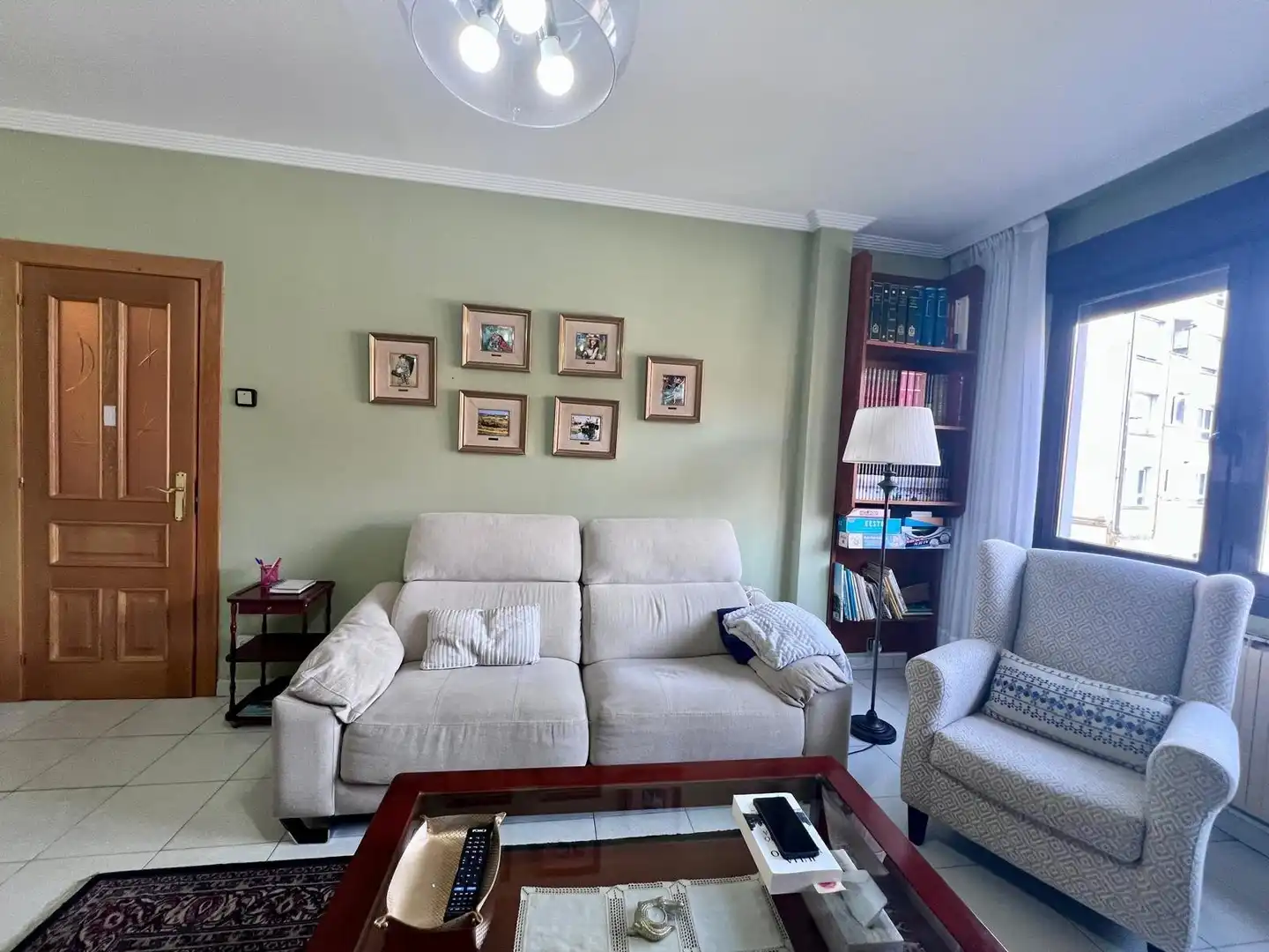 Sala d'estar de Casa o xalet en venda en Oviedo  amb Calefacció i Traster
