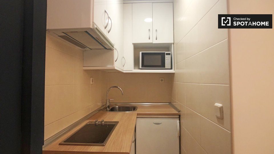 Cuina de Pis de lloguer en  Madrid Capital amb Aire condicionat, Calefacció i Moblat