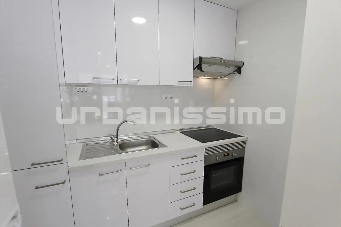 Cuina de Apartament de lloguer en Madrid amb Aire condicionat, Calefacció i Moblat