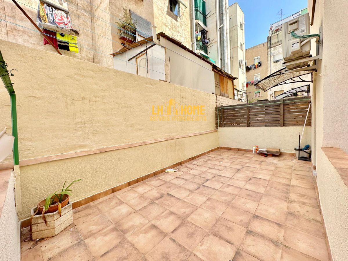 Exterior view of Flat for sale in L'Hospitalet de Llobregat  with Air Conditioner, Heating and Parquet flooring