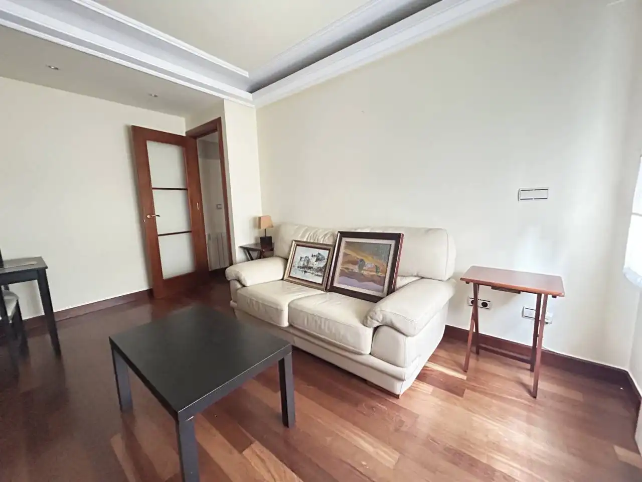 Sala d'estar de Apartament en venda en Oviedo  amb Calefacció, Parquet i Moblat