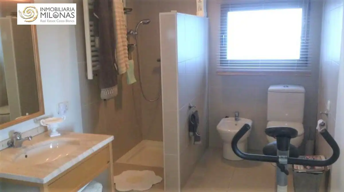 Bany de Casa o xalet en venda en Benidorm amb Aire condicionat, Calefacció i Jardí privat