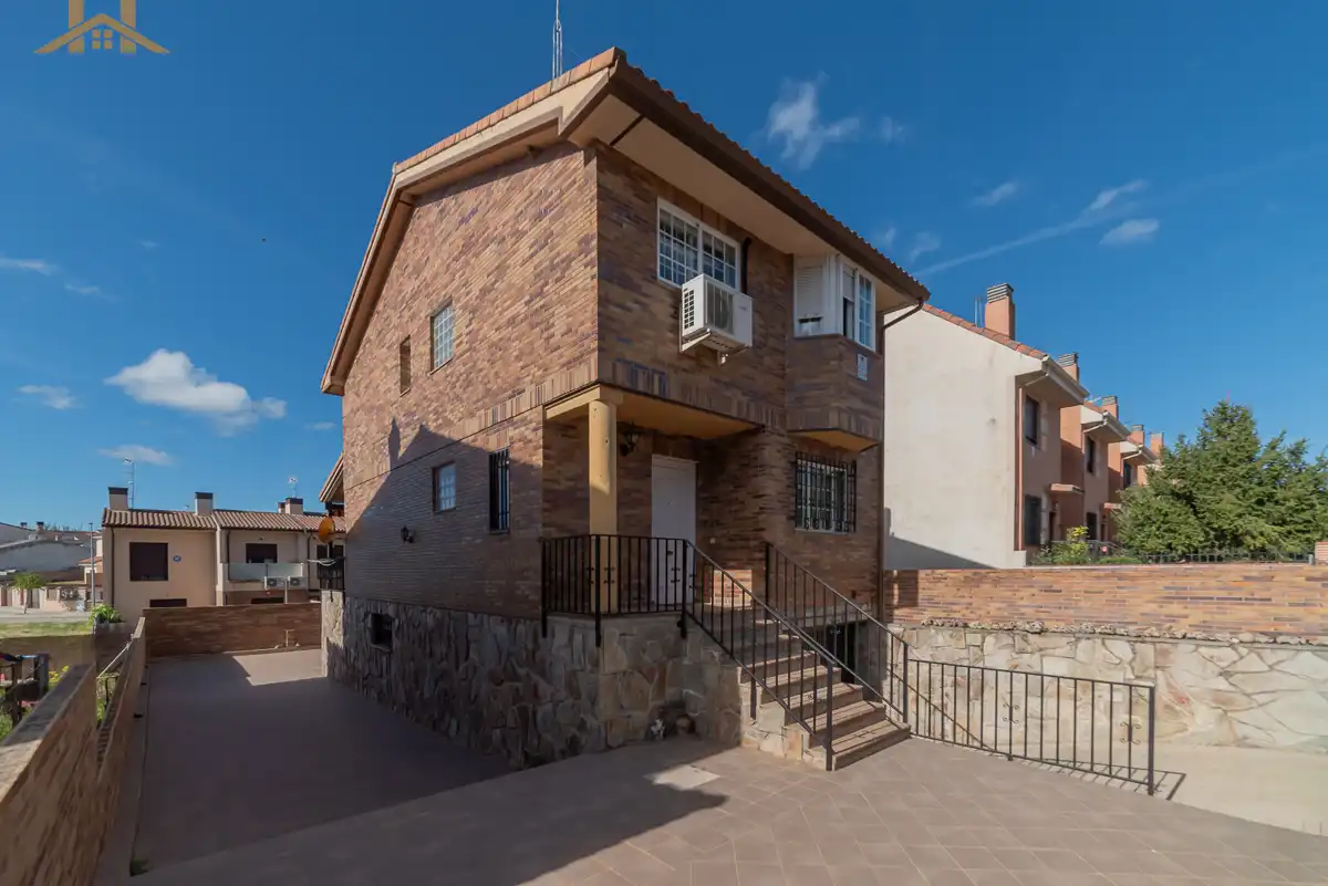 Vista exterior de Casa adosada en venda en Navalcarnero amb Aire condicionat, Calefacció i Jardí privat