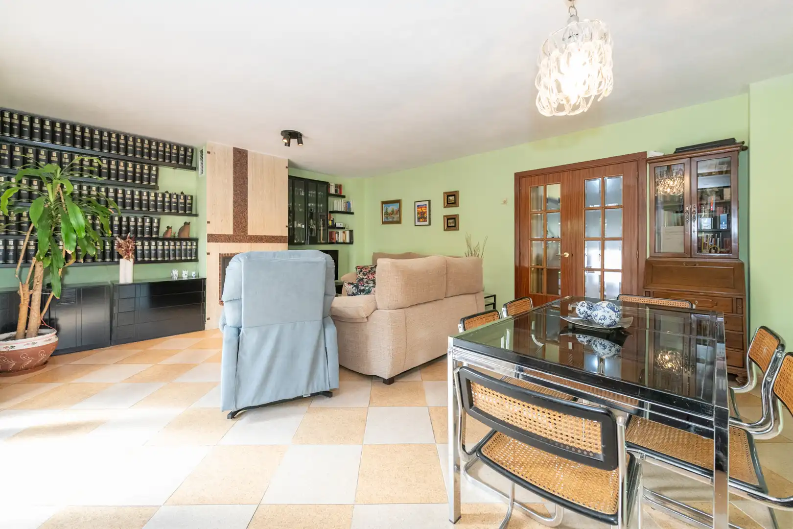 Sala d'estar de Casa adosada en venda en Villaviciosa de Odón amb Aire condicionat, Jardí privat i Terrassa