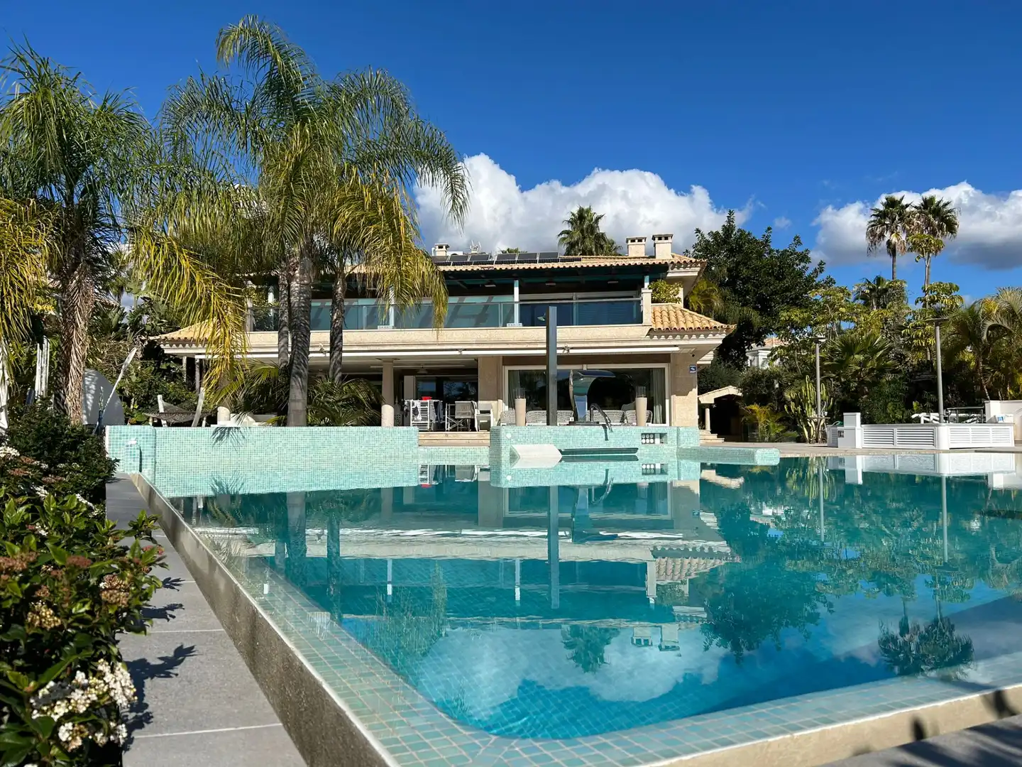 Piscina de Casa o xalet en venda en Marbella amb Aire condicionat, Calefacció i Jardí privat