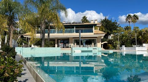 Discover luxury and exclusivity in this stunning detached villa in Bahía de Marbella, just 100 metres from the sea.  With breathta