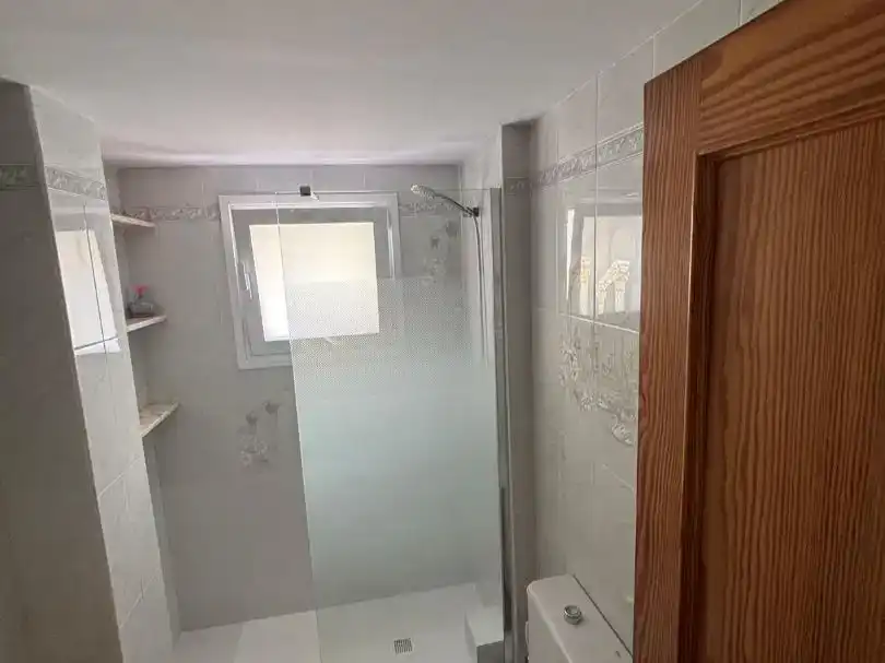 Badezimmer von Wohnung zur Miete in Burjassot mit Klimaanlage und Balkon