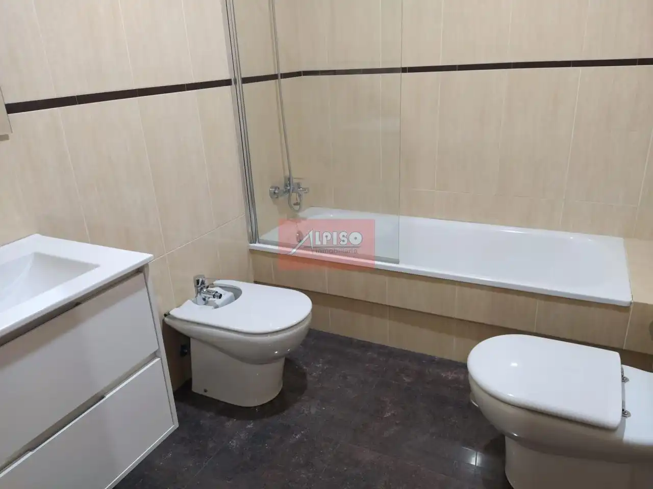 Bathroom of Apartments for rent in Ourense Capital   with Heating, Parquet flooring and Terrace