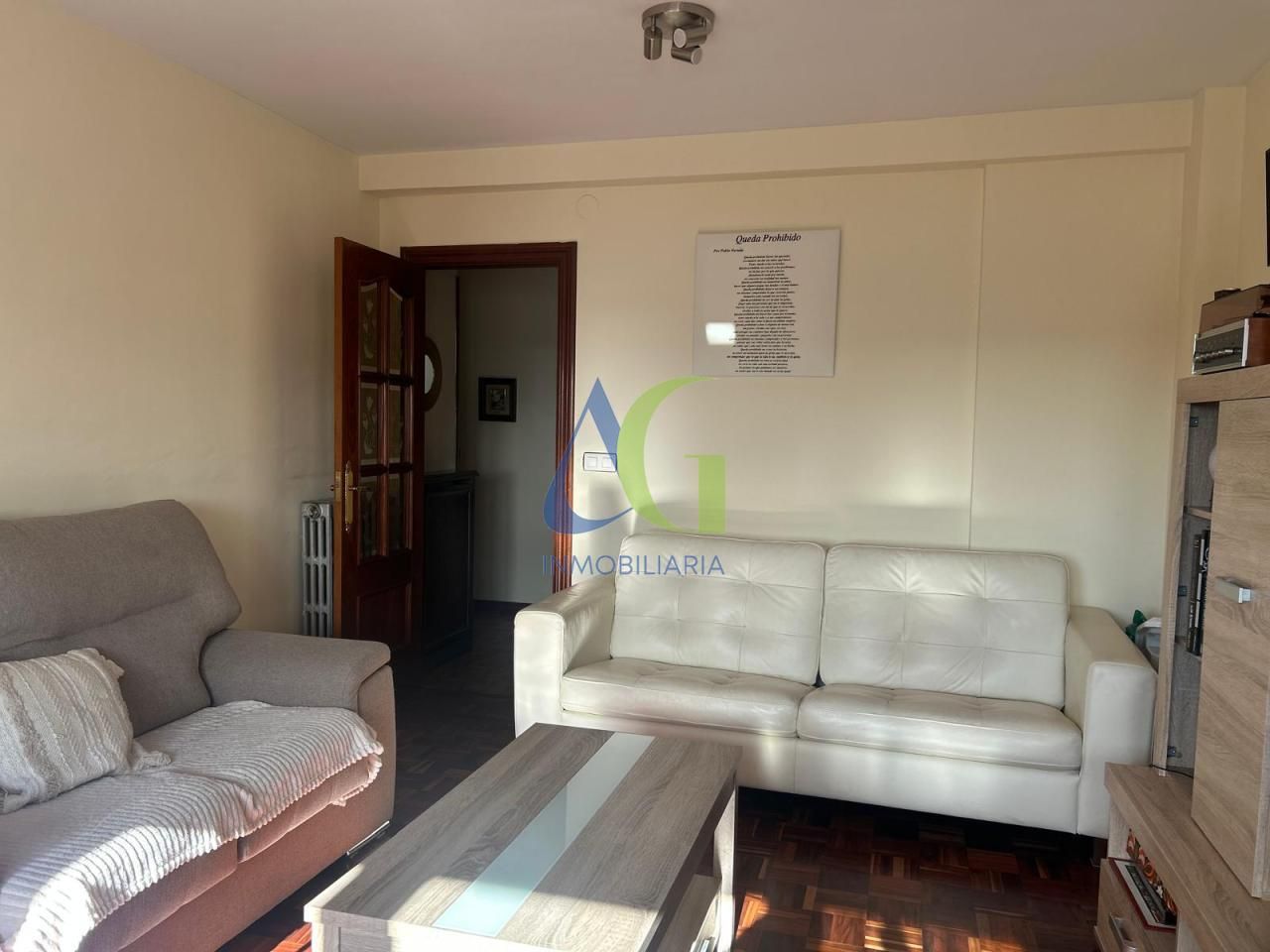 Sala d'estar de Pis en venda en León Capital  amb Calefacció, Parquet i Terrassa