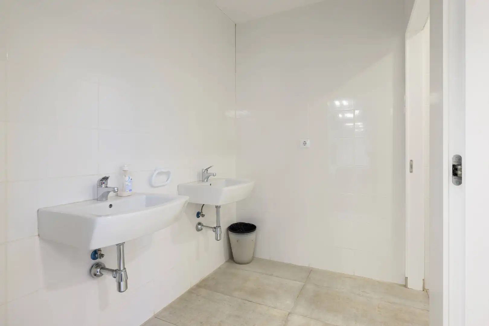 Baño de Local de alquiler en San Bartolomé de Tirajana con Aire acondicionado y Amueblado
