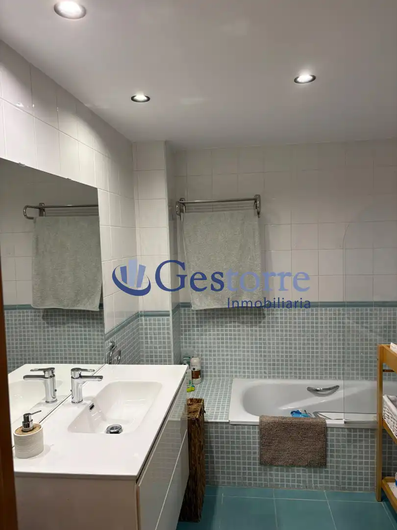 Badezimmer von Wohnung zur Miete in Oviedo  mit Heizung, Privatgarten und Parkett