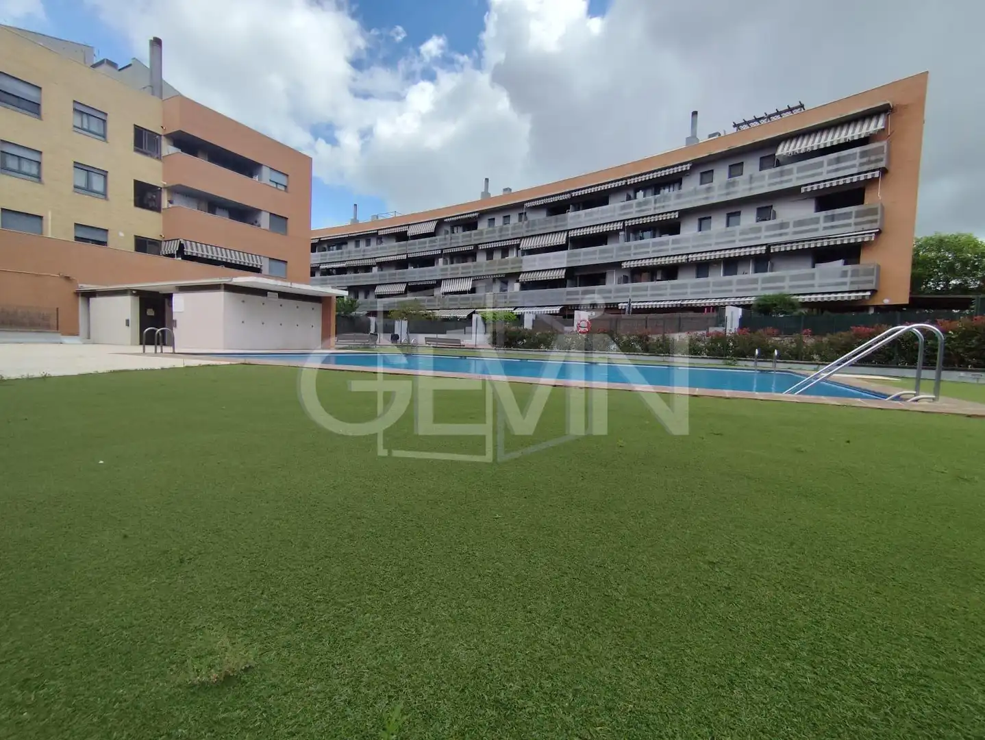 Piscina de Pis en venda en Santa Perpètua de Mogoda amb Aire condicionat, Calefacció i Jardí privat