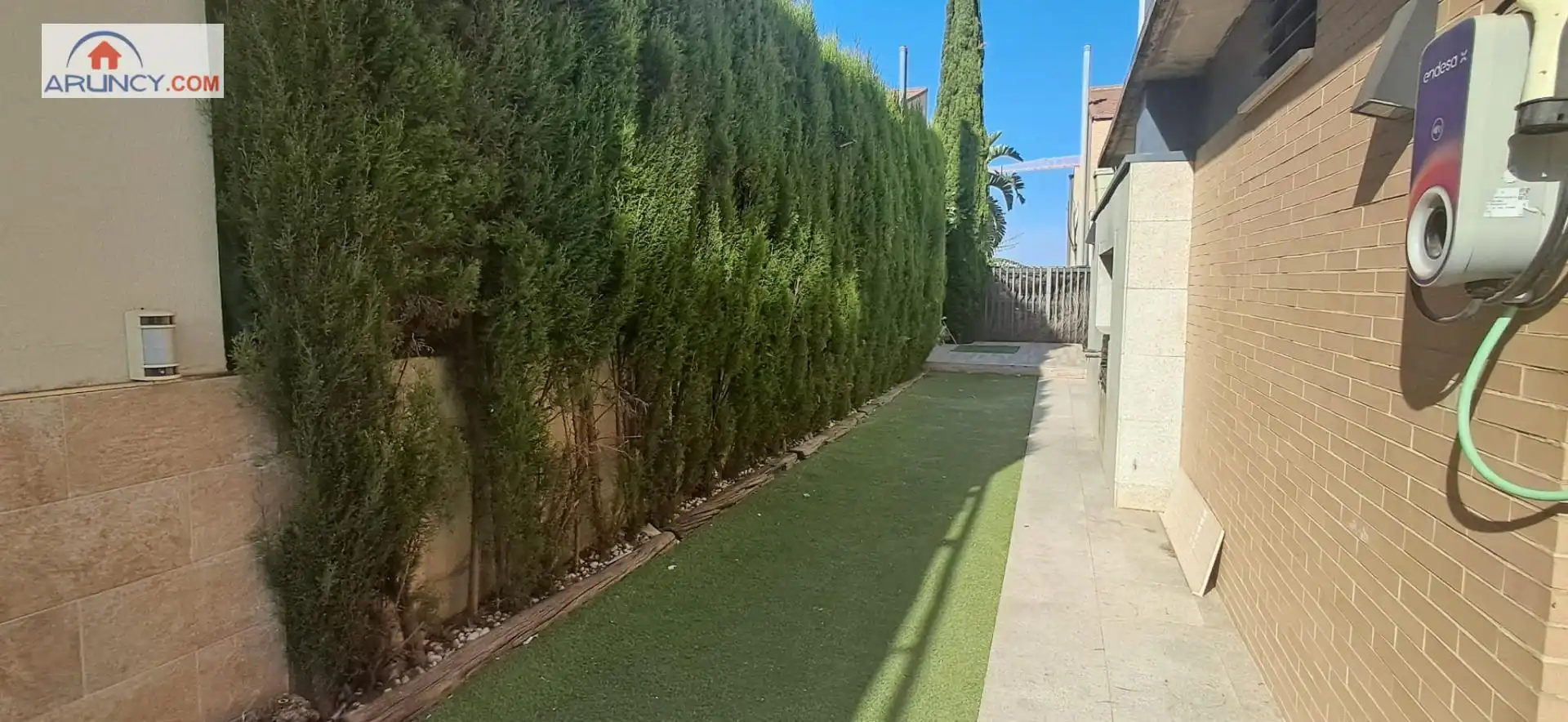 Vista exterior de Casa adosada en venda en Espartinas amb Aire condicionat, Calefacció i Jardí privat