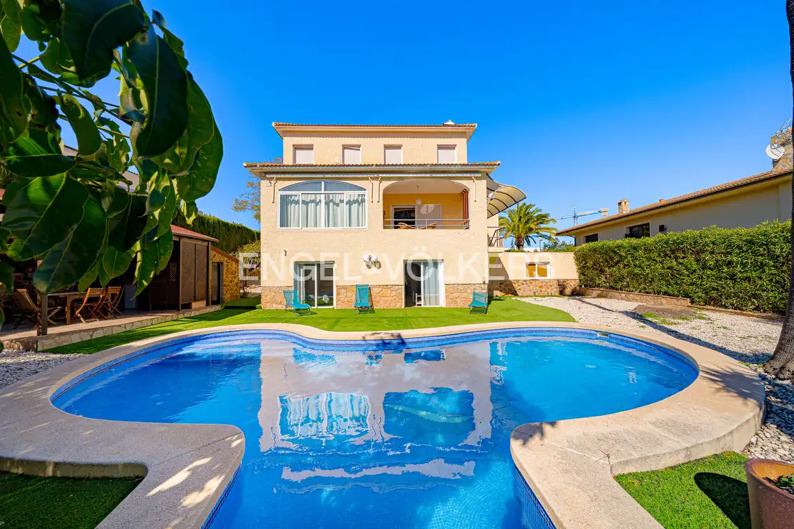 Vista exterior de Casa o xalet en venda en La Nucia amb Aire condicionat, Jardí privat i Piscina