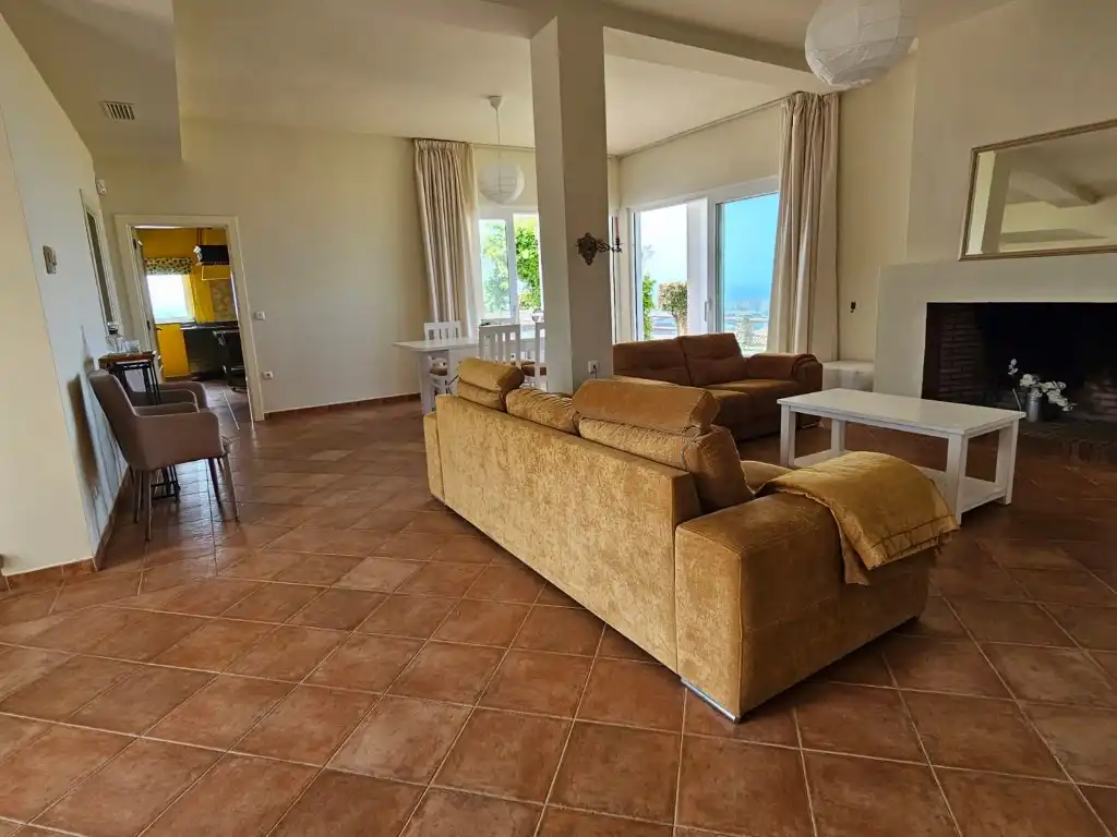 Sala d'estar de Casa o xalet en venda en Torrox amb Aire condicionat, Jardí privat i Terrassa