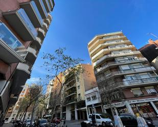 Exterior view of Flat for sale in  Barcelona Capital  with Air Conditioner, Terrace and Balcony