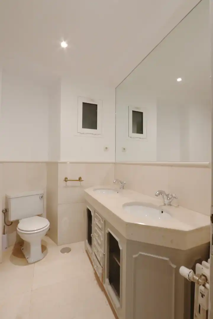 Bathroom of Flat for rent in Madrid  with Air Conditioner, Heating and Parquet flooring