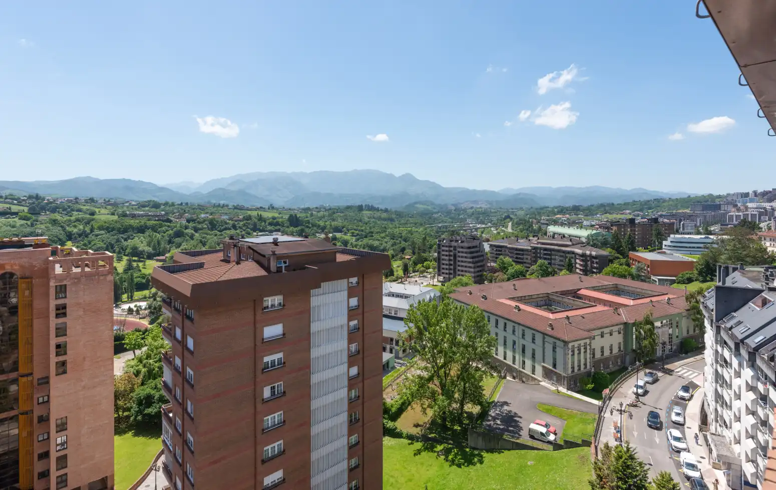 Vista exterior de Pis en venda en Oviedo  amb Calefacció, Parquet i Traster