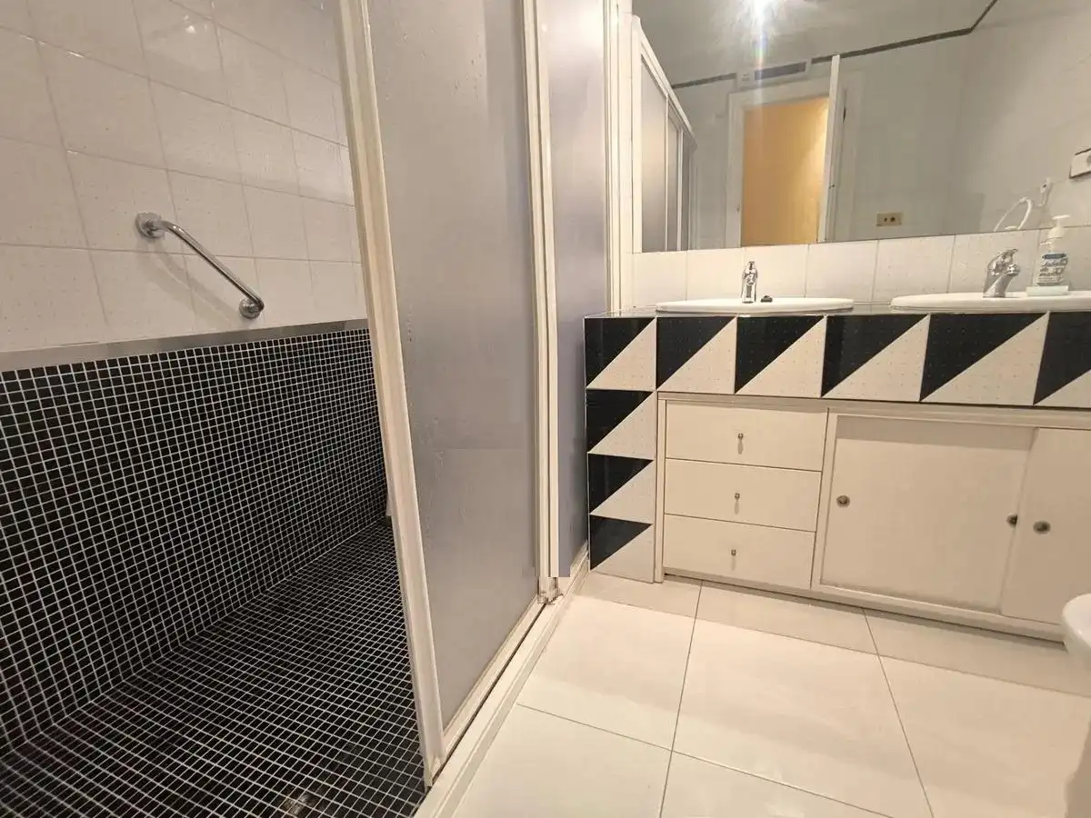 Badezimmer von Wohnung zum Verkauf in Elche / Elx mit Klimaanlage, Möbliert und Balkon