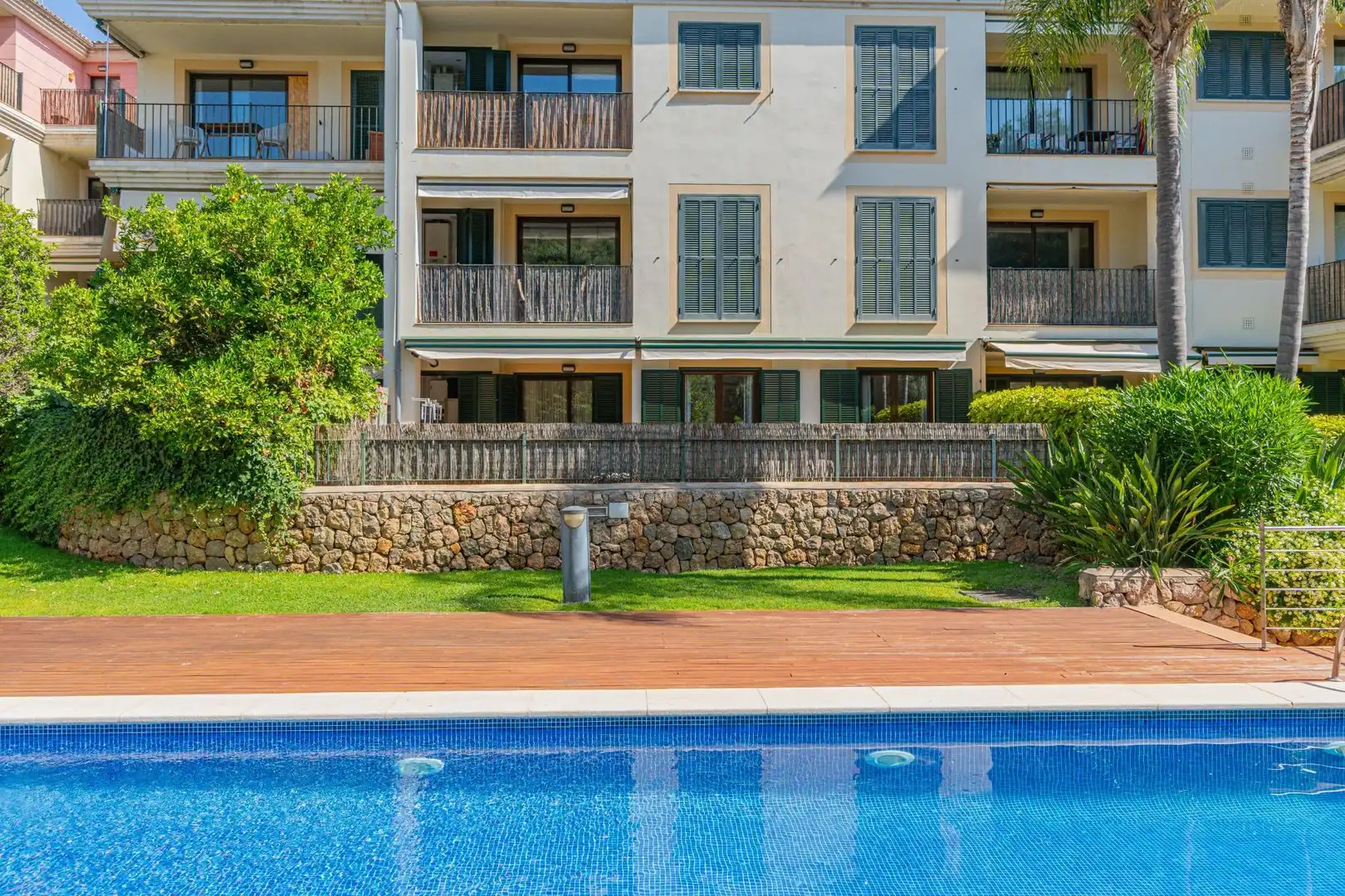 Schwimmbecken von Erdgeschoss zum Verkauf in  Palma de Mallorca mit Klimaanlage, Heizung und Privatgarten